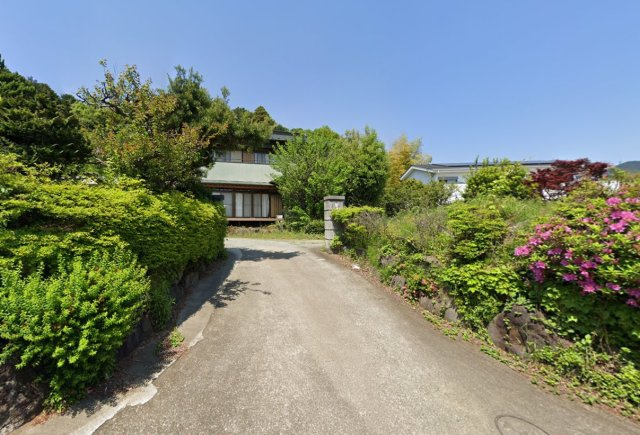 秦野市落合　広大な敷地と大型中古住宅の外観
