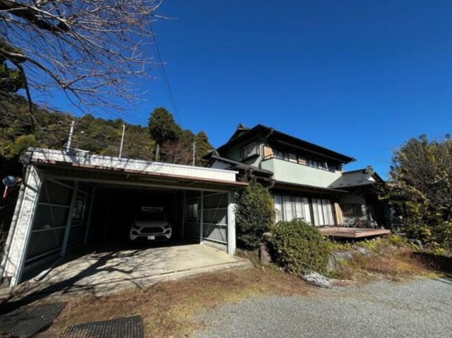 秦野市落合　広大な敷地と大型中古住宅の外観