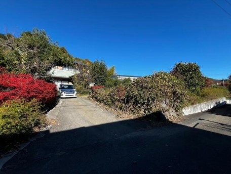 秦野市落合　広大な敷地と大型中古住宅の外観