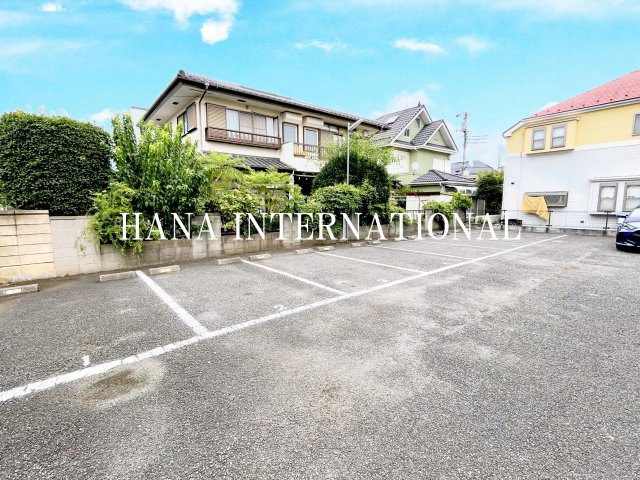 レオパレスCOURAGEの駐車場