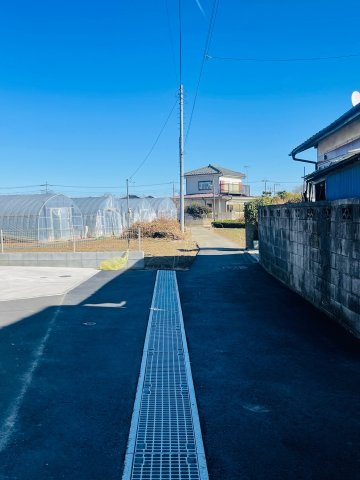 あきる野市草花　築浅中古戸建の前面道路含む現地写真