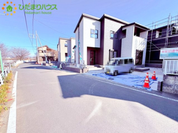 深谷市上野台　第58期　新築一戸建て　ワイウッドコート01の前面道路含む現地写真