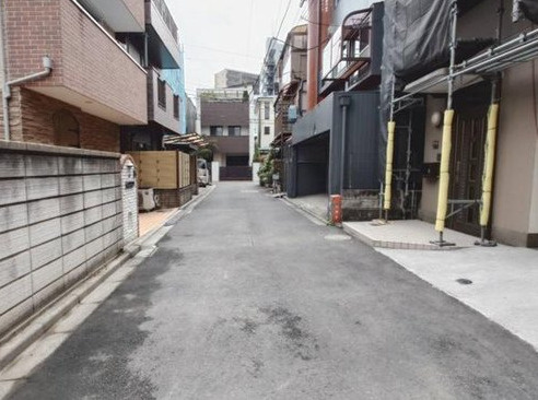 台東区根岸３丁目の売地の前面道路含む現地写真