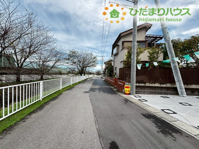 深谷市上野台　第58期　新築一戸建て　ワイウッドコート　03の前面道路含む現地写真|前面道路5ｍで車の出し入れもスムーズにできます♪
