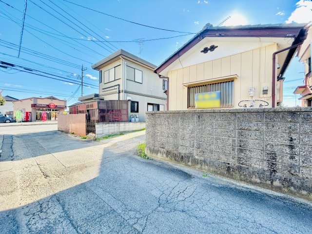 館林市小桑原町の前面道路含む現地写真|車通りも少ないので、出入りも安心♪