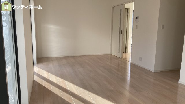 川口市石神　中古一戸建ての居間・リビング