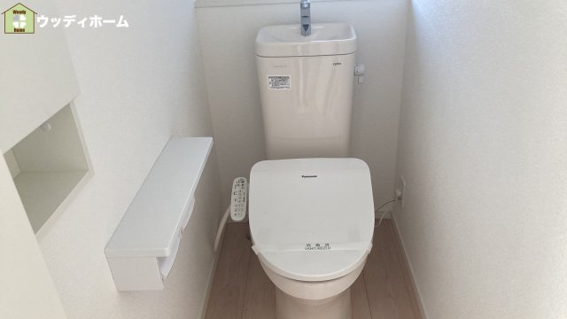 川口市石神　中古一戸建てのトイレ