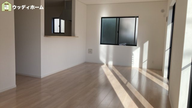 川口市石神　中古一戸建ての居間・リビング