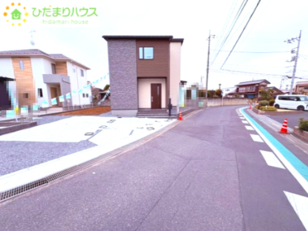 本庄市見福　第23期　新築一戸建て　ワイウッドコート　01の前面道路含む現地写真|本庄駅まで徒歩17分！！暗い夜の家路も、駅が近いと安心ですね！