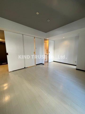 ロイヤルメゾン西天満の居間・リビング|ゆったりとしたリビングです