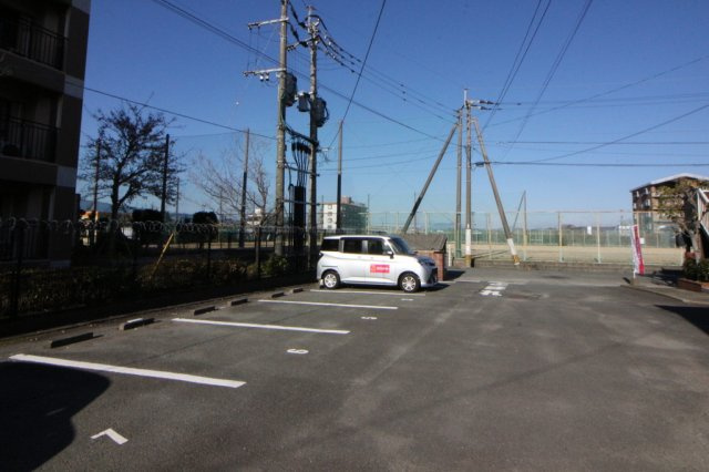 ネオポリス江上の駐車場|駐車場があるので、車を買う予定の方も安心です