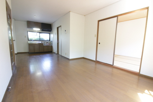 ネオポリス江上の居間・リビング|こちらのリビングで趣味の時間をお楽しみください