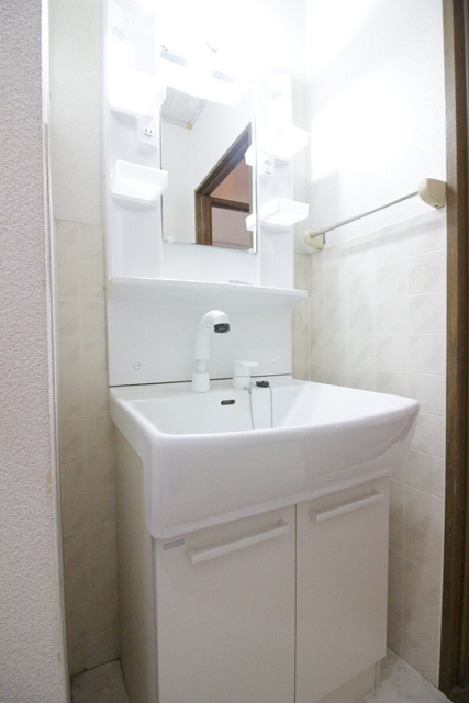 ネオポリス江上の洗面所|明るい洗面所です