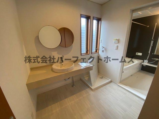 神宮寺戸建の独立洗面台|独立洗面台あり、毎朝おしゃれに忙しい女性の方におすすめです