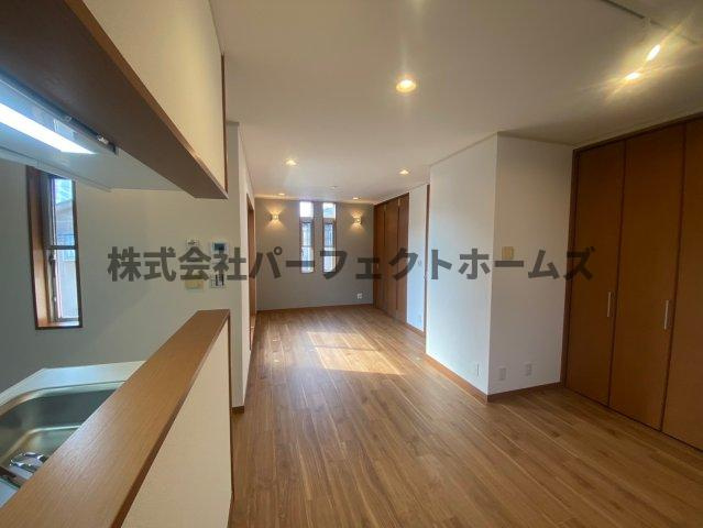 神宮寺戸建の居間・リビング|ゆったりとした居間です