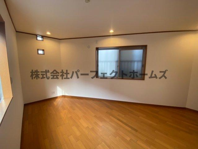 神宮寺戸建の洋室|明るい洋室です