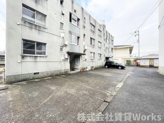 服部ビル　A棟の駐車場|駐車場があるので、車を買う予定の方も安心です