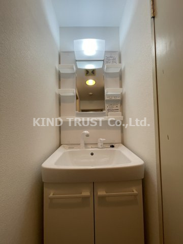 アイディール中之島の洗面所|明るい洗面所です