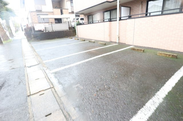 アムールの駐車場