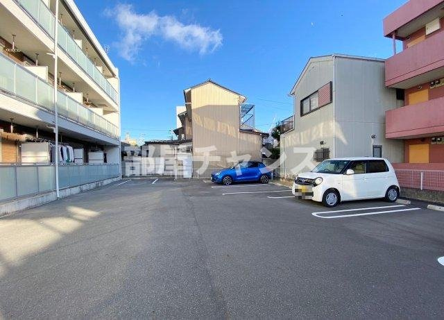 リブリ・Garden Quartzの駐車場