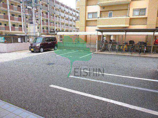 サムティ吉塚EASTの駐車場