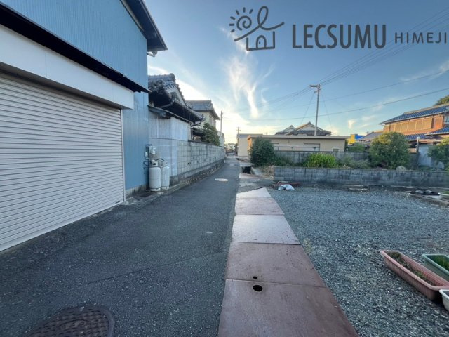 姫路市花田町上原田/売土地の前面道路含む現地写真