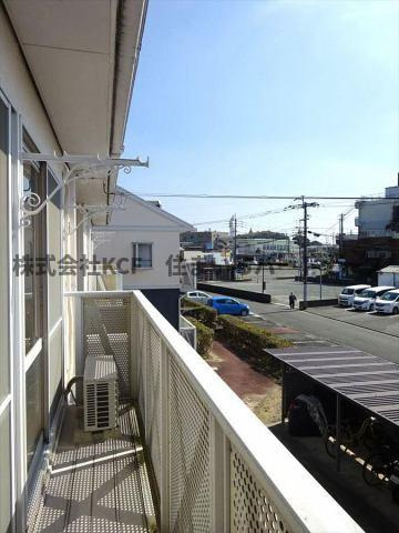 上津コーポB棟のバルコニー|バルコニーからの眺めを楽しみながら食事をしませんか