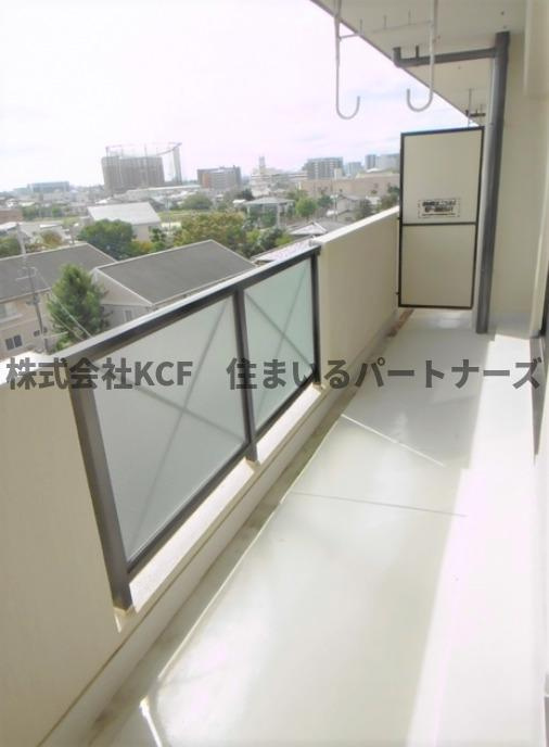 エテルナエーカーズのバルコニー|暖かな日差しのふりそそぐバルコニー