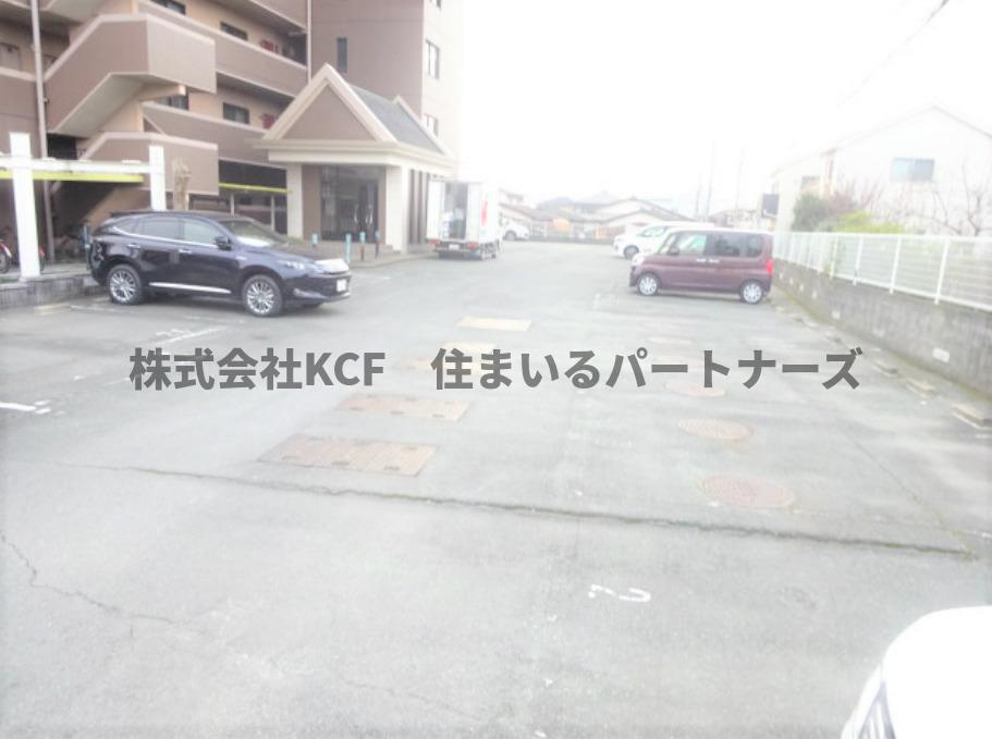 エテルナエーカーズの駐車場|駐車場完備です