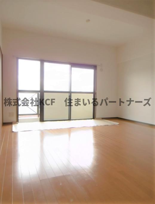 エテルナエーカーズの居間・リビング|こちらの居間で趣味の時間をお楽しみください