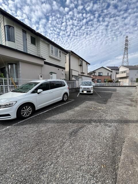 シャトー稲城の駐車場