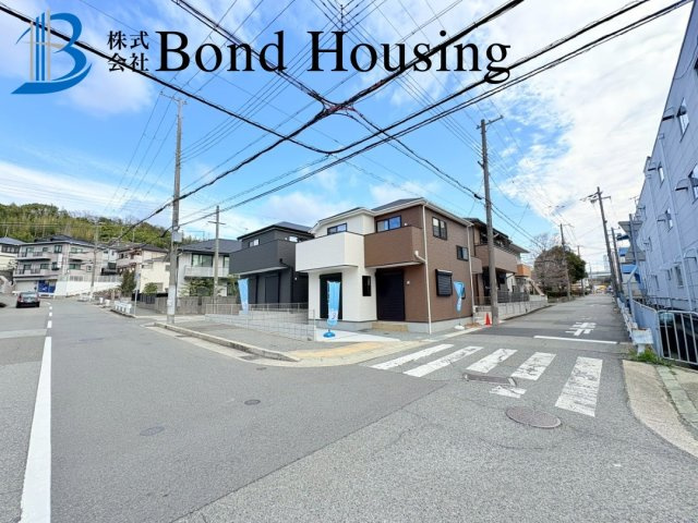 南東角地　2面バルコニー　西区北別府５丁目2号棟　新築戸建の前面道路含む現地写真