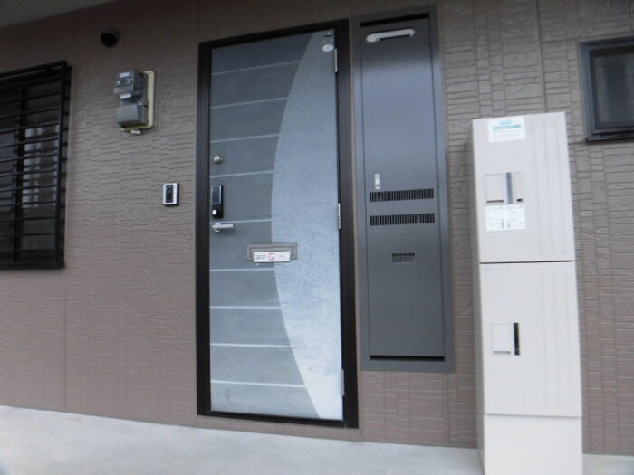 ルミエール A棟の玄関|103 玄関・共用宅配ボックス