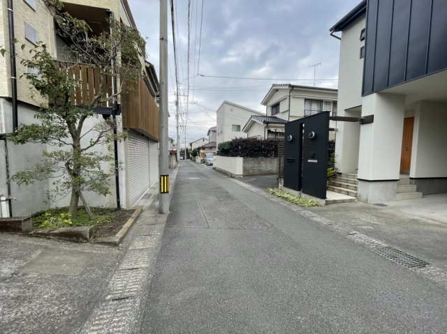 鹿児島市紫原四丁目土地の前面道路含む現地写真|約2.9ｍの間口に面している前面道路の幅員は約4.2mです。