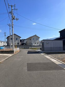 売土地の前面道路含む現地写真