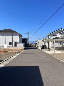 売土地の前面道路含む現地写真