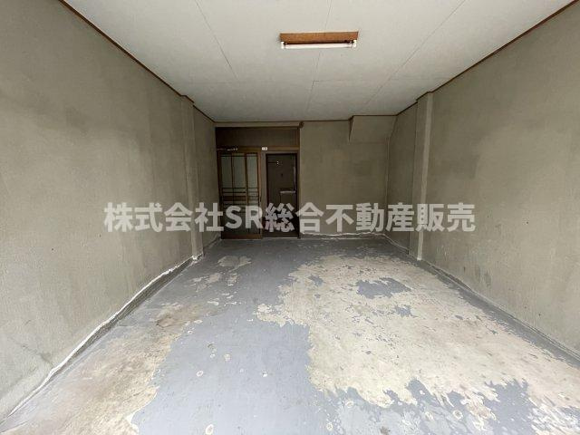 布市町3丁目中古戸建の駐車場|車庫サイズ　奥行き約5.8ｍ・幅約3.3ｍ・高さ約2.4ｍです