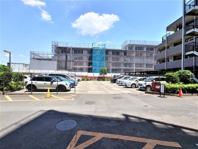 ライオンズガーデン薬園台の駐車場