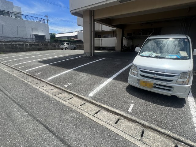 サンビレッジシンエイの駐車場