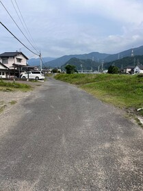 売土地の前面道路含む現地写真