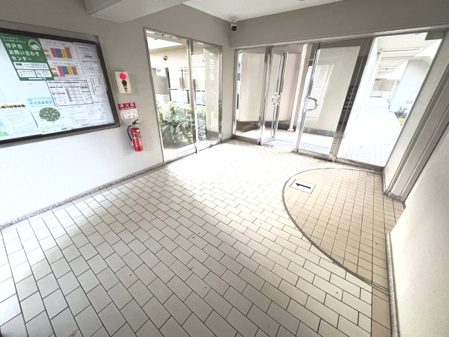 ハイユニタウン532号棟西棟のエントランス