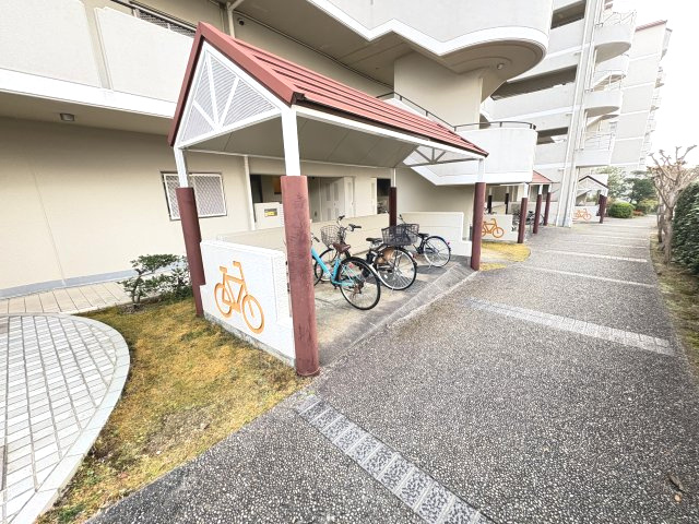 ハイユニタウン532号棟西棟の駐輪場