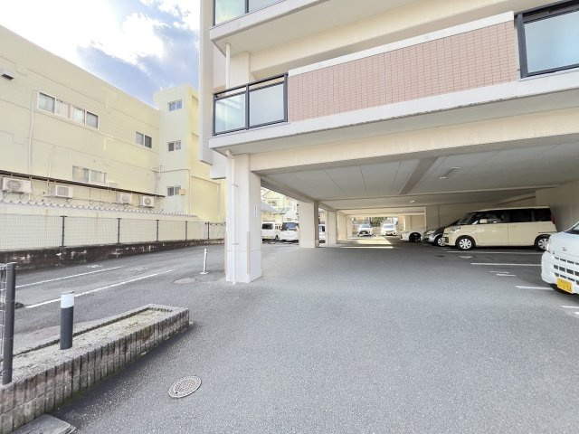 ホルトハイム城南の駐車場