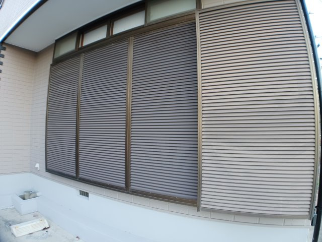 1階及び2階（一部）には雨戸が付いています。