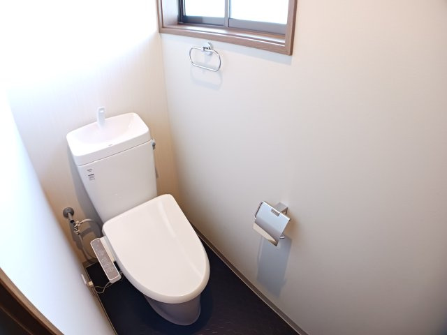 ２Fのトイレになります。こちらも温水洗浄便座付きになります。