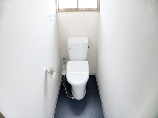 １Fのトイレです。温水洗浄便座付きになります。