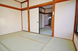 明るい色調の室内です