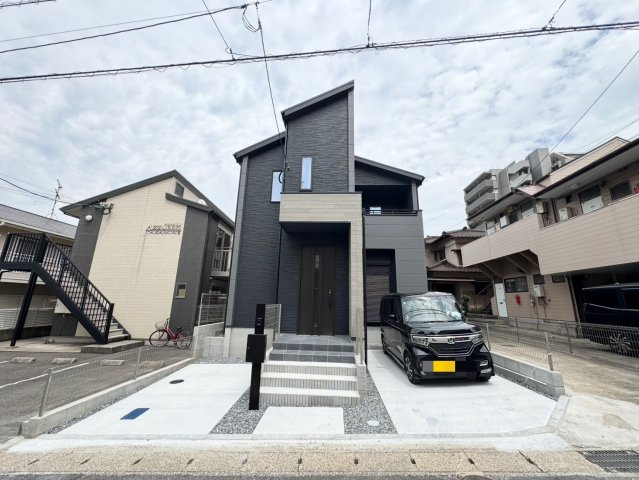 ーAdoble＋ー小倉北区高峰町1期　【小倉北区　新築戸建て】の駐車場|駐車スペースは少し狭いですが２台可能【小倉北区　新築戸建て】