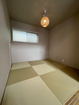 【和室】 | 呉市焼山泉ヶ丘二丁目　戸建 | リビング横の和室　人気の琉球畳です