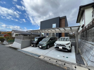 【駐車場】 | 呉市焼山泉ヶ丘二丁目　戸建 | 駐車スペース3台可能（車種による）並列駐車で出し入れも楽々♪